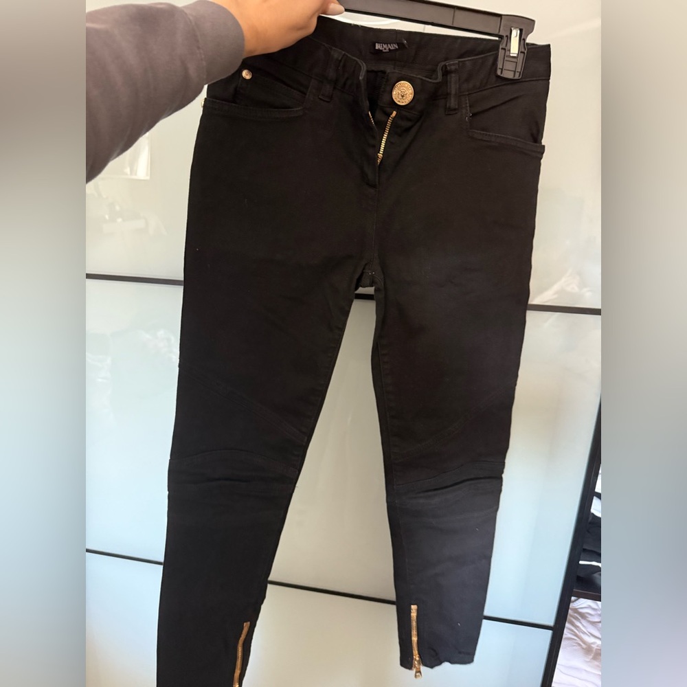 Balmain skinny leg jeans with zippers 
Mid rise 5 pockets 
Zip-button closure